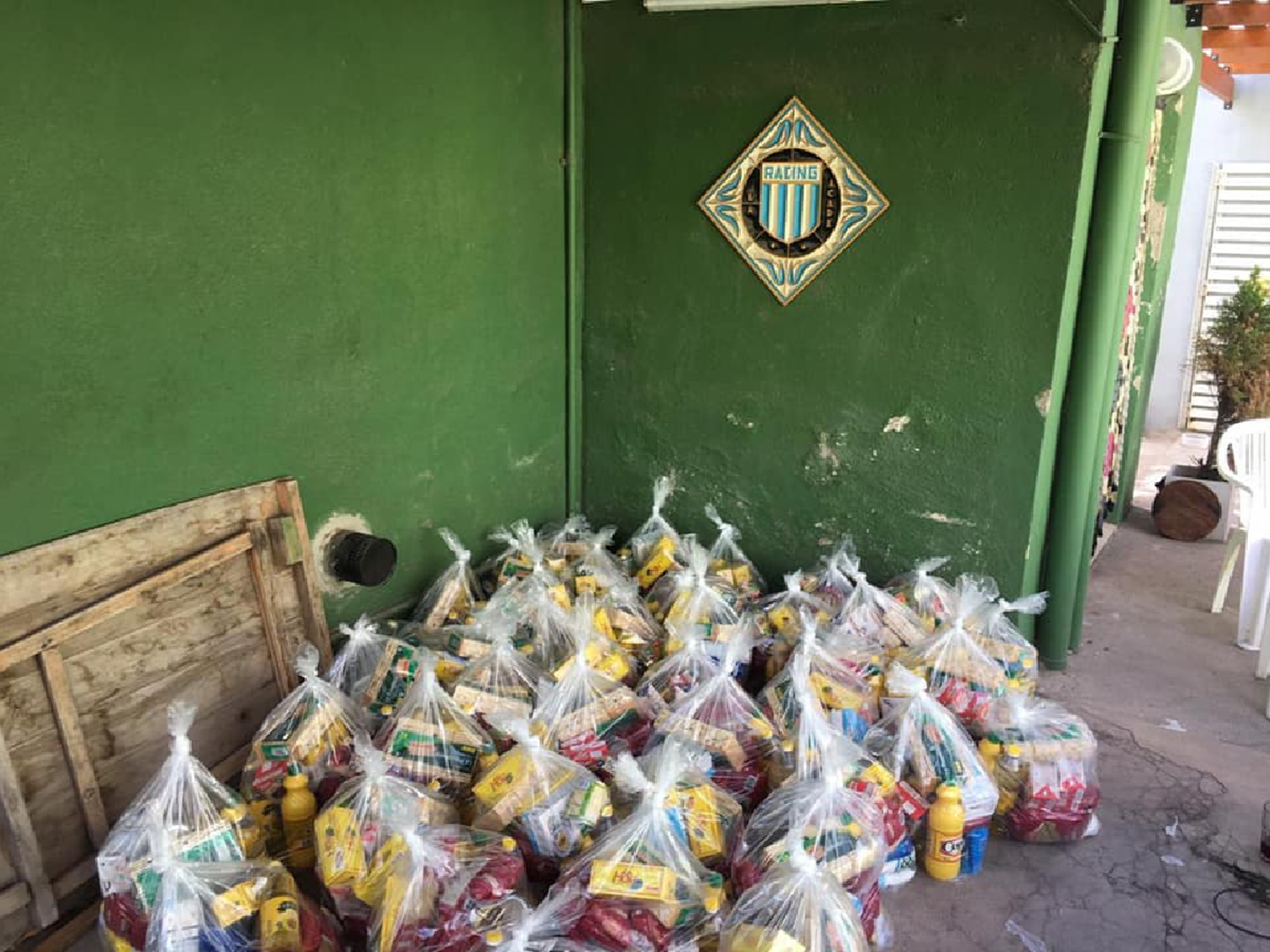 La filial de Racing entregó bolsones a los más necesitados
