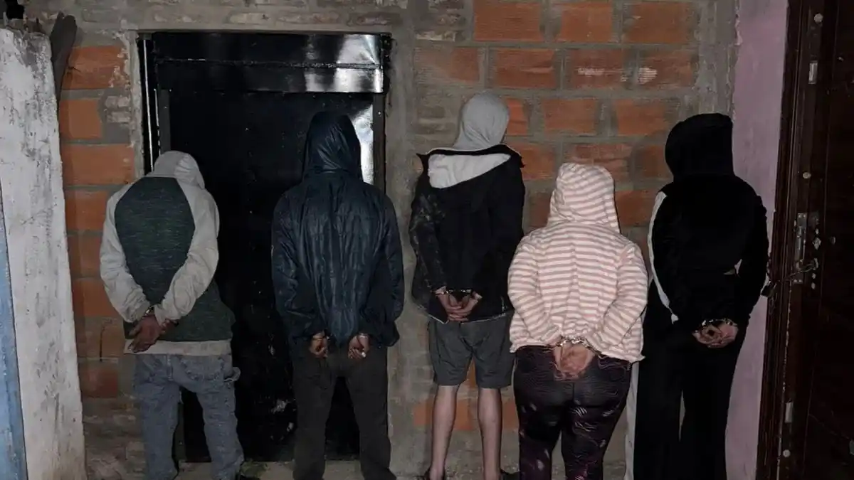 Cinco detenidos con un arma y drogas en zona noroeste