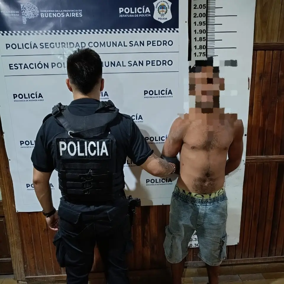 El hombre fue interceptado por la policía.