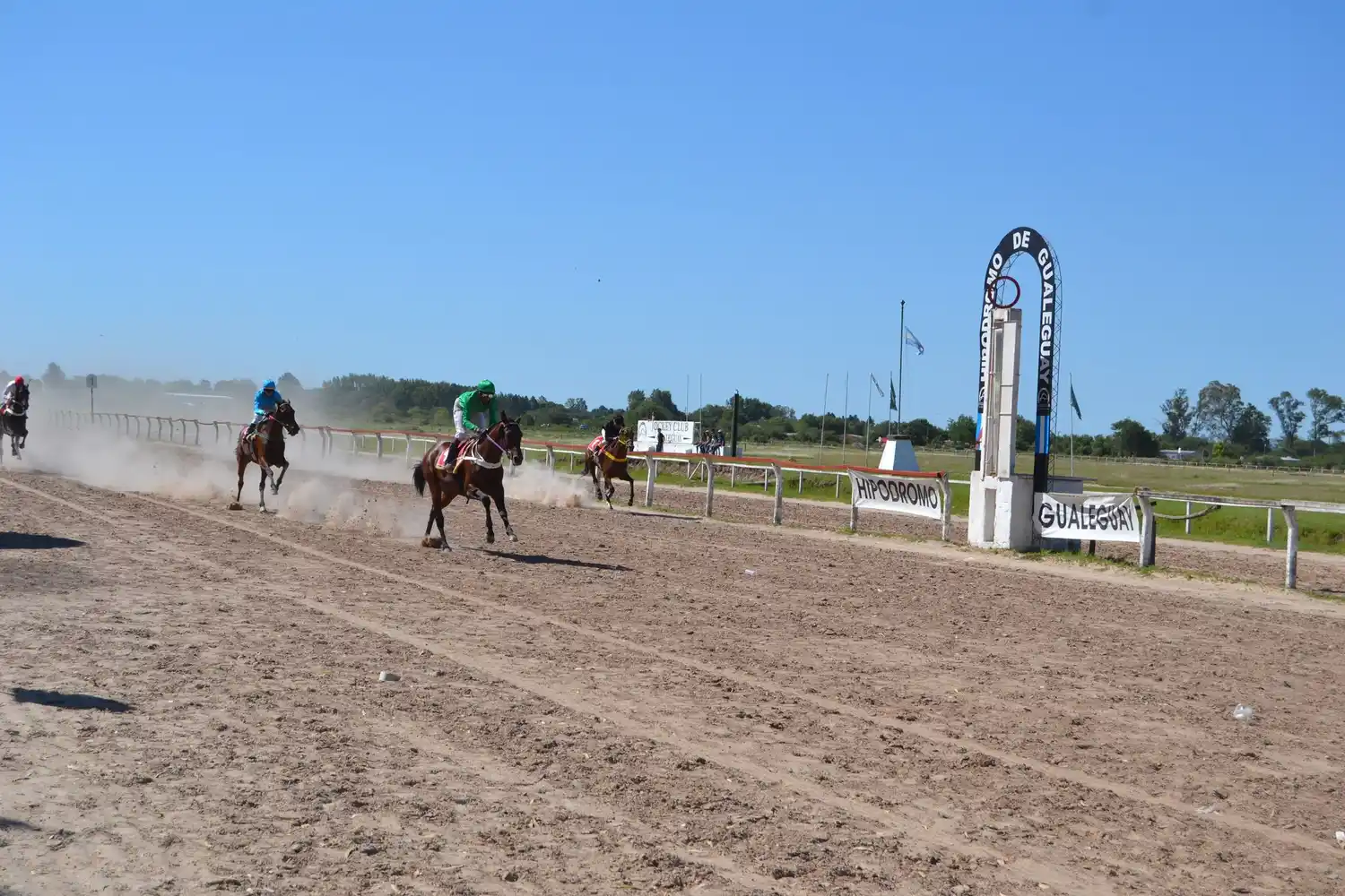 Turf: se realizó la reunión hípica en el hipódromo local