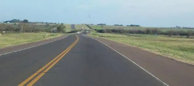 Una mujer se habría arrojado de un auto en movimiento en Ruta 18: está grave