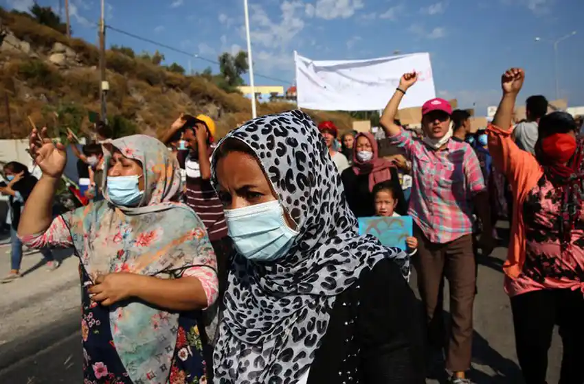 La Policía griega reprimió a refugiados tras el incendio del campamento más grande de Europa