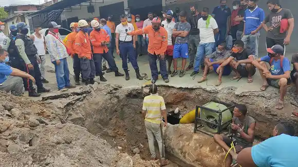Usan una retroexcavadora para localizar a joven desaparecido en una alcantarilla