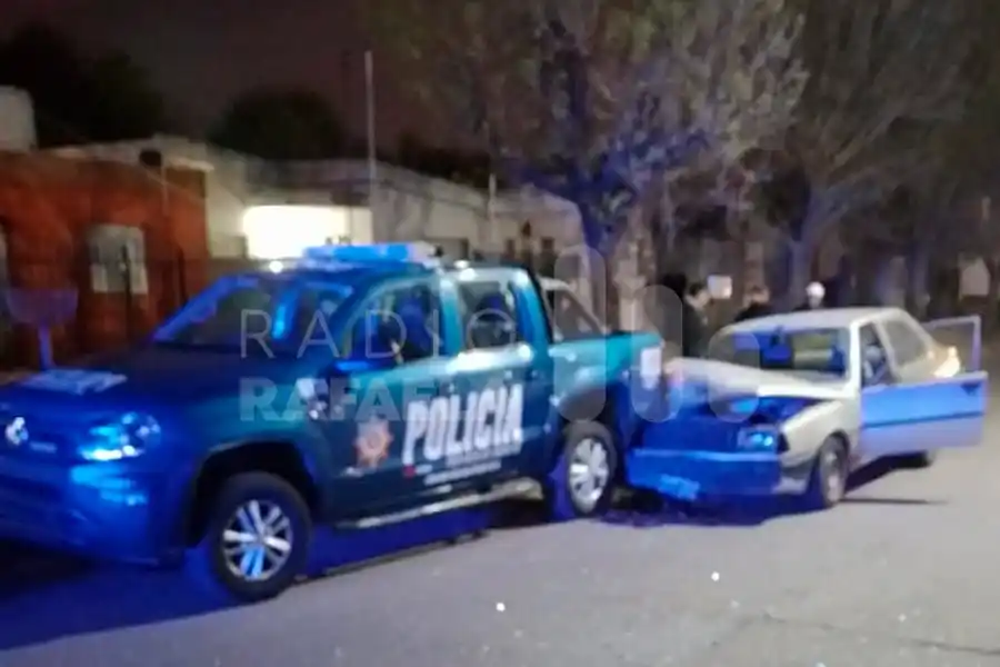 Estaba borracho y se llevó puesta una camioneta con policías en la chata: hubo heridos