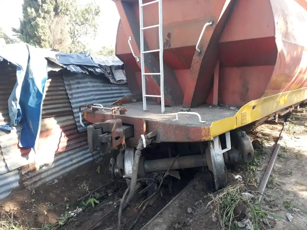 ¡Y pasó otra vez! Un tren del Belgrano Cargas descarriló y choco una vivienda