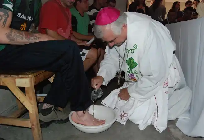 El Obispo celebró la misa lavándole los pies a doce internos de la Unidad Penal