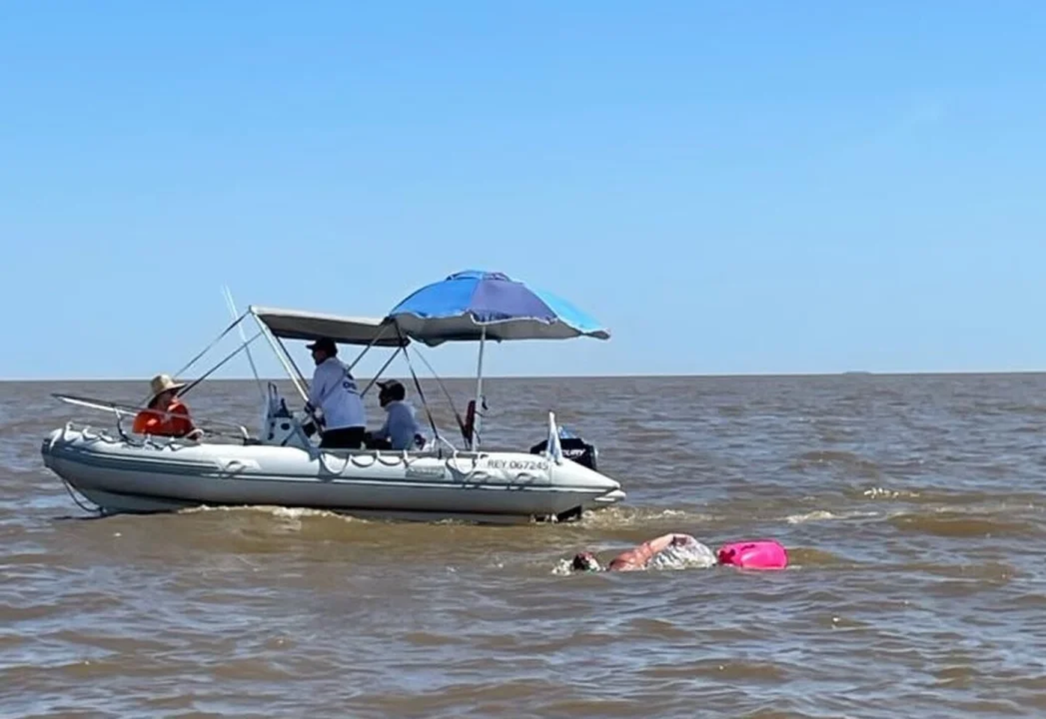 El médico uruguayo en pleno cruce a nado del Río de la Plata