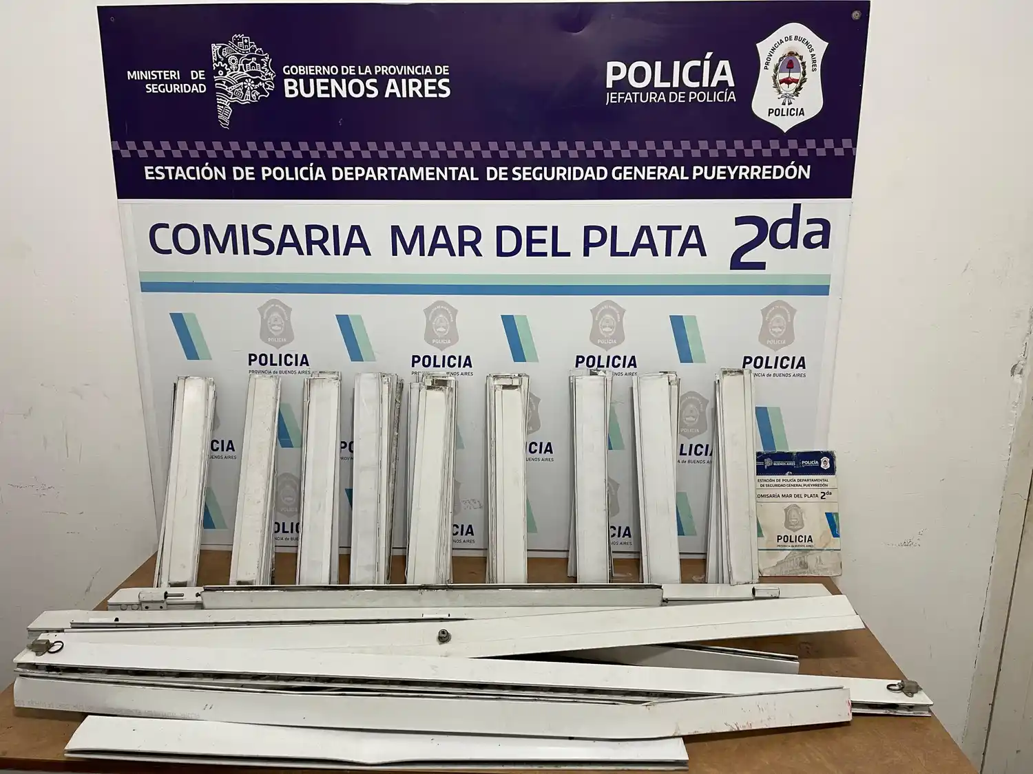 Los efectivos encontraron a los sospechosos mientras golpeaban y fragmentaban piezas de aluminio.
