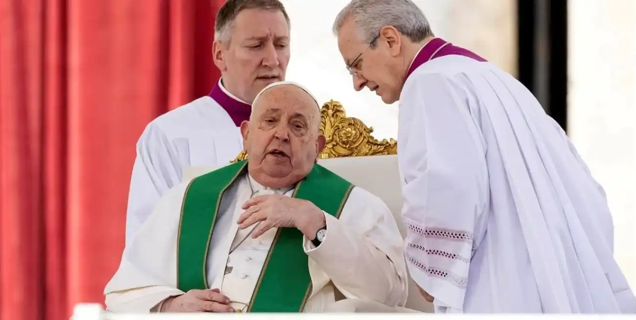 El papa Francisco debió recibir asistencia tras no poder leer su homilía antibélica en el Jubileo de las Fuerzas Armadas en el Vaticano por problemas respiratorios. Foto: EFE / Massimo Percossi.