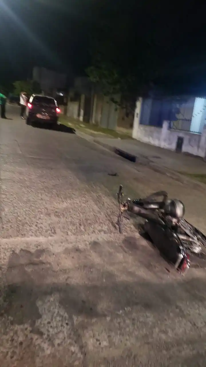 Un motociclista herido en un fuerte choque
