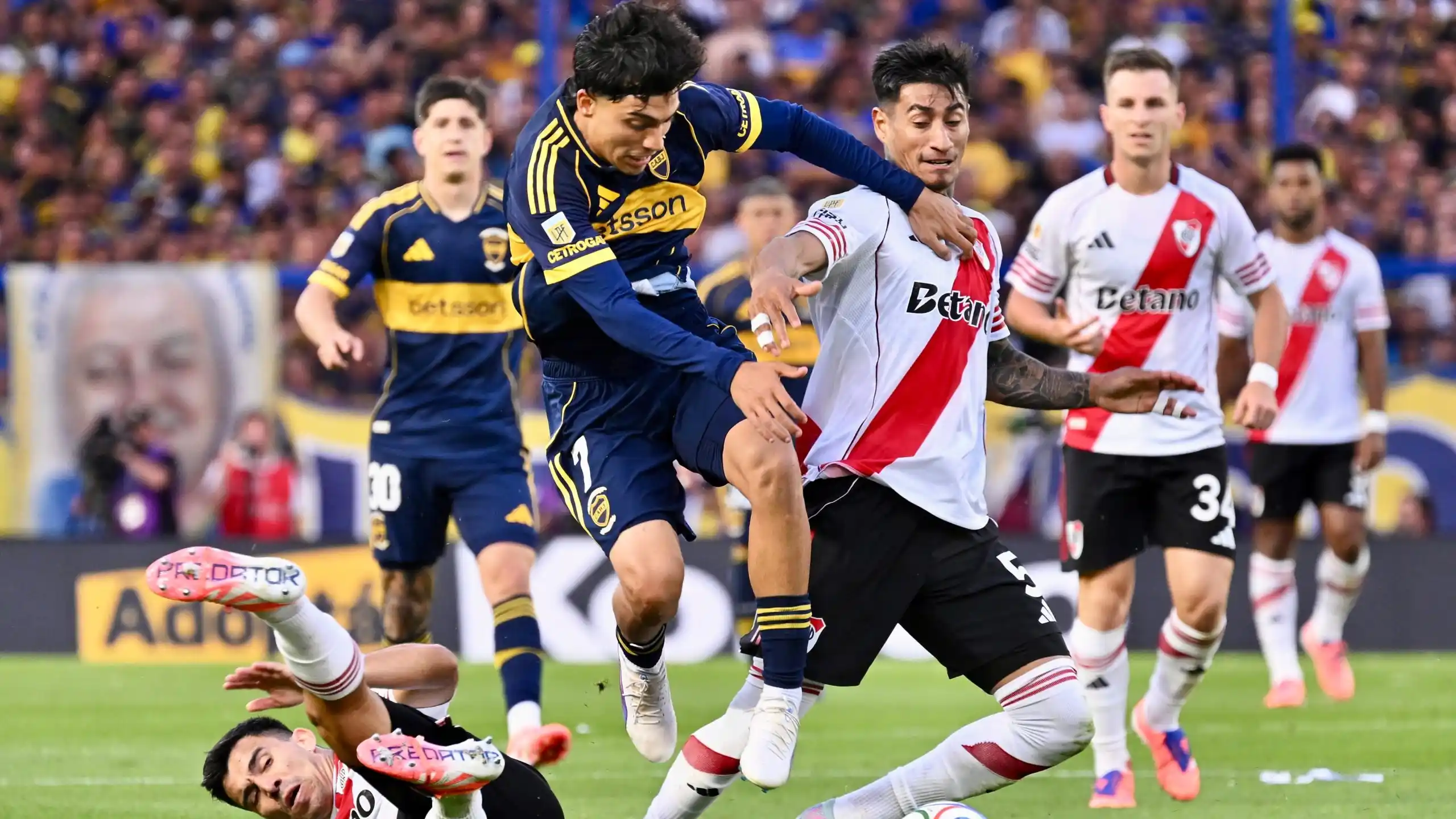 Zeballos lucha cuerpo a cuerpo con Portillo.