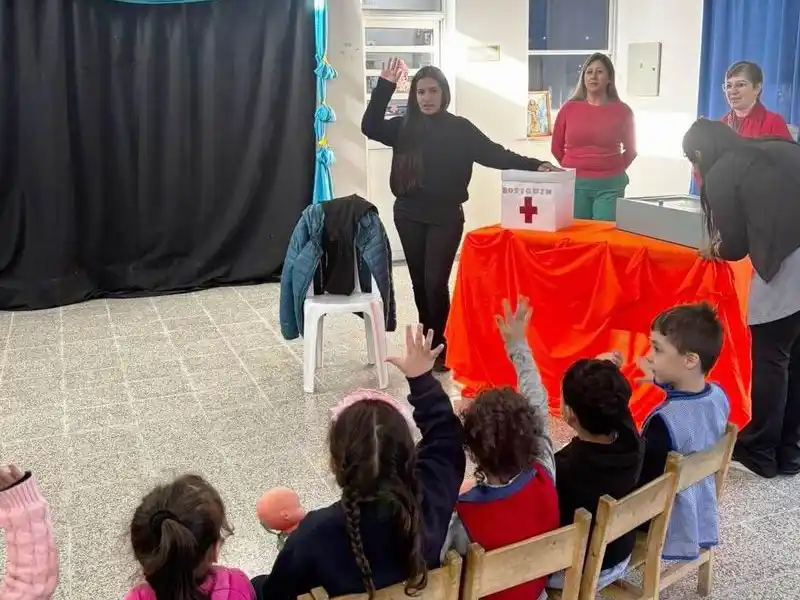 Equipo del centro de salud del barrio La Pilar
enseñó sobre primeros auxilios en el JIN Nº 6