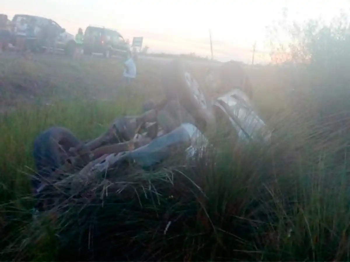 Una mujer embarazada y dos menores mueren al volcar una camioneta en el norte de Santa Fe