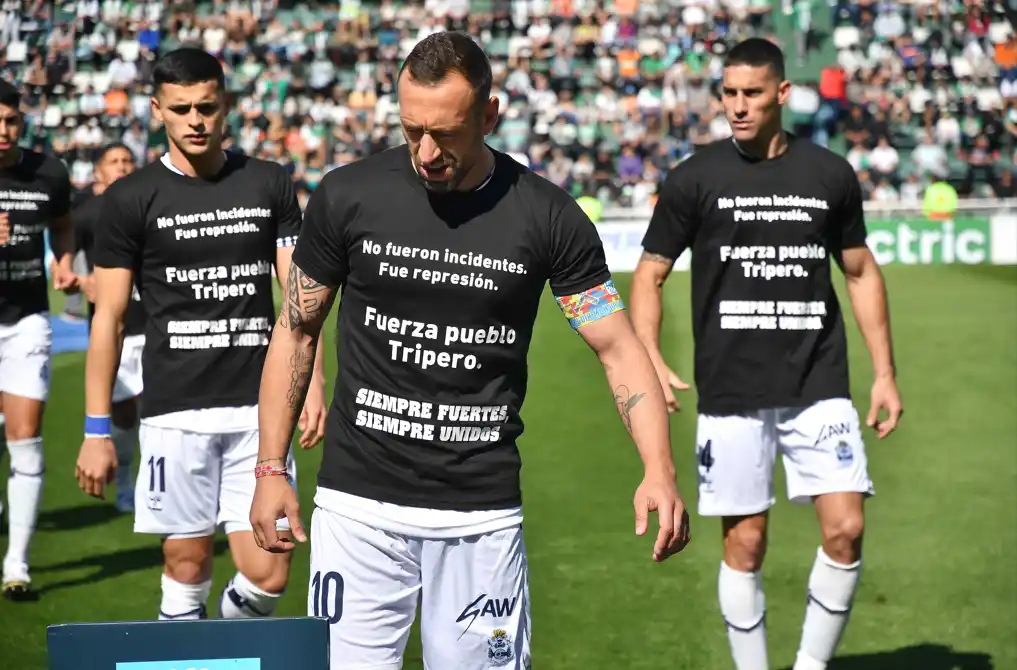 Represión y muerte de "Lolo" Regueiro: La significativa remera de Gimnasia La Plata en la previa con Banfield