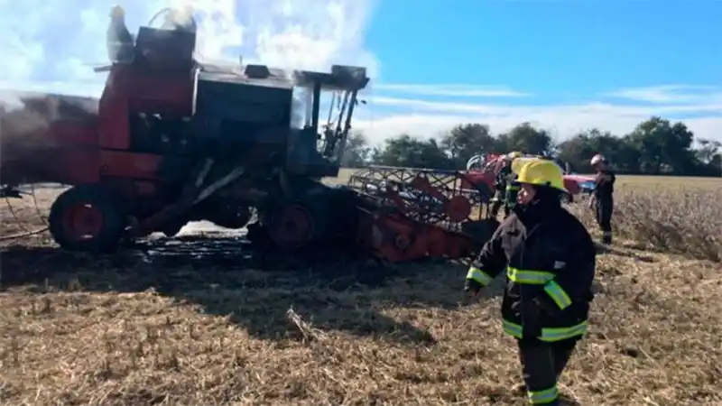 Se descompensó y murió al incendiarse la cosechadora que conducía