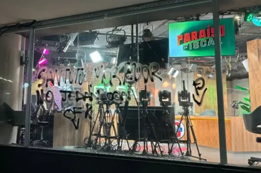 La pintada en el vidrio exterior del edificio de Olga