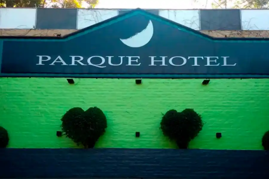 Hicieron un trío, se negaron a pagar el “hotel” y protagonizaron un escándalo