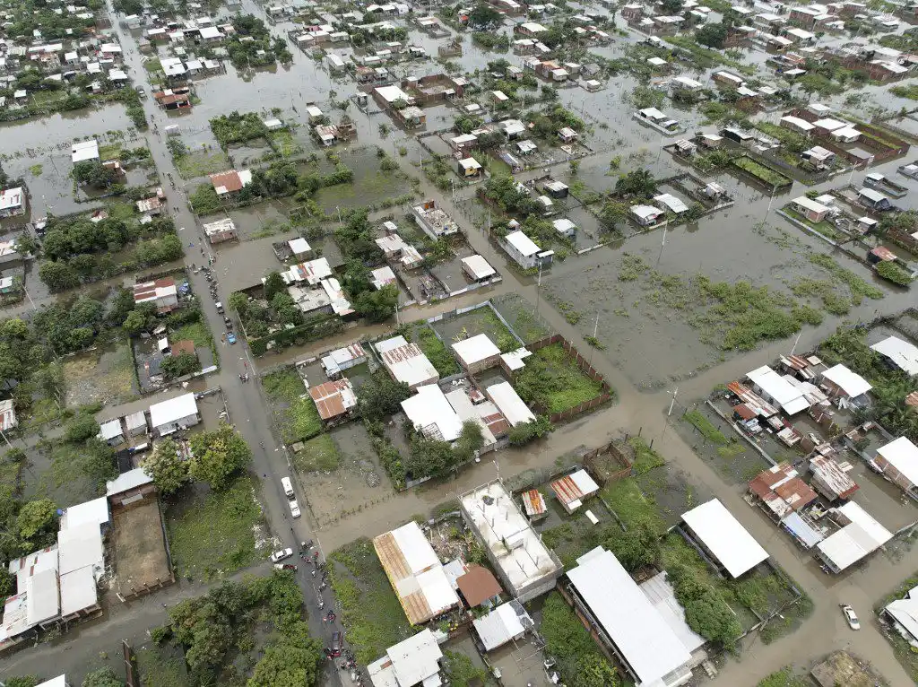 ¡REPORTAN 21 FALLECIDOS! Invierno y terremoto ponen en JAQUE a Ecuador