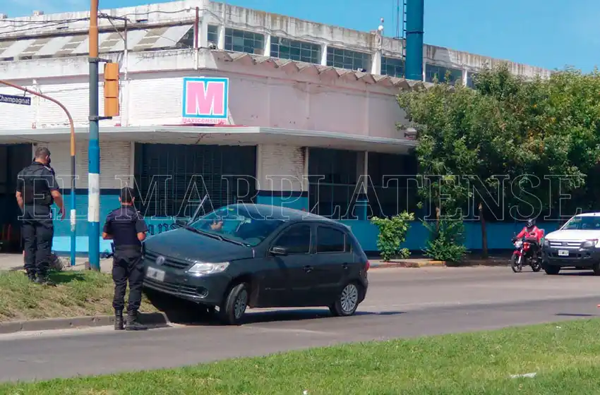 Perdió el control y terminó encima del boulevard