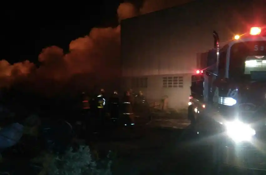 Destrucción total de un depósito de vehículos de Santa Clara