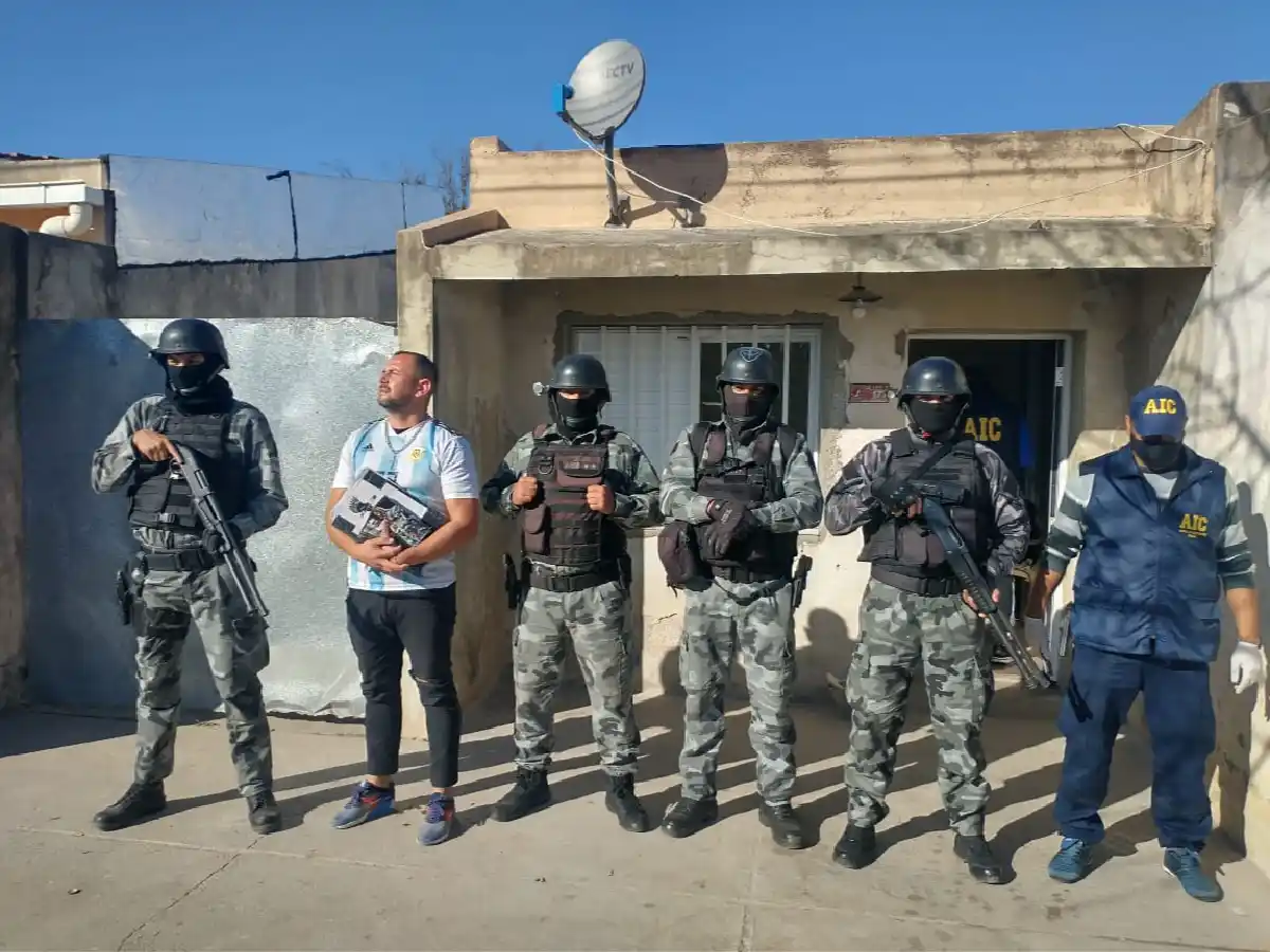 Secuestran arma y cocaína en allanamientos y detienen a hombre buscado por robo	