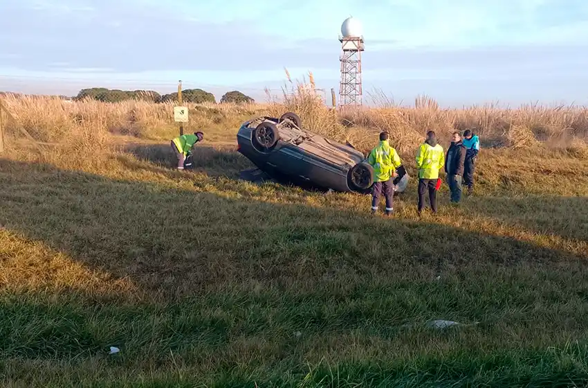 Perdió el control y terminó con el auto volcado al costado de la ruta
