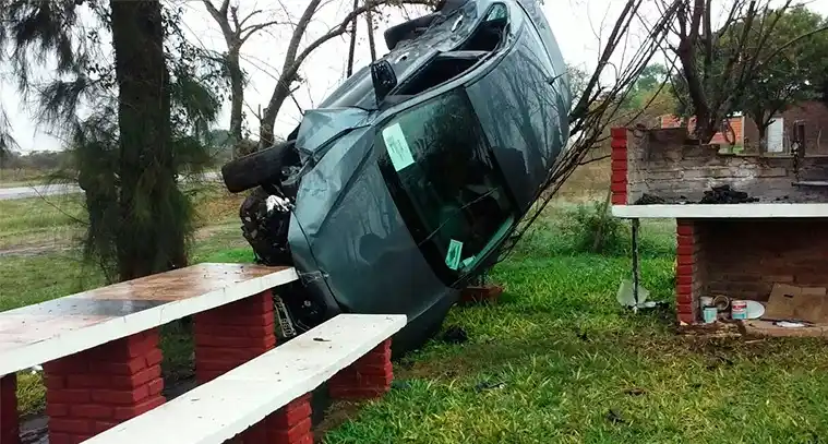 Llevaba órganos para trasplante y terminó volcando en la Ruta 18