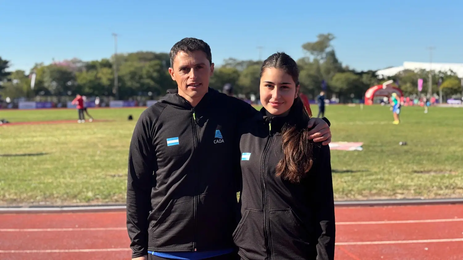 Con ropa de Selección. Rosario Coronel junto a su entrenador Federico Acha, en el Parque Olímpico de Asunción