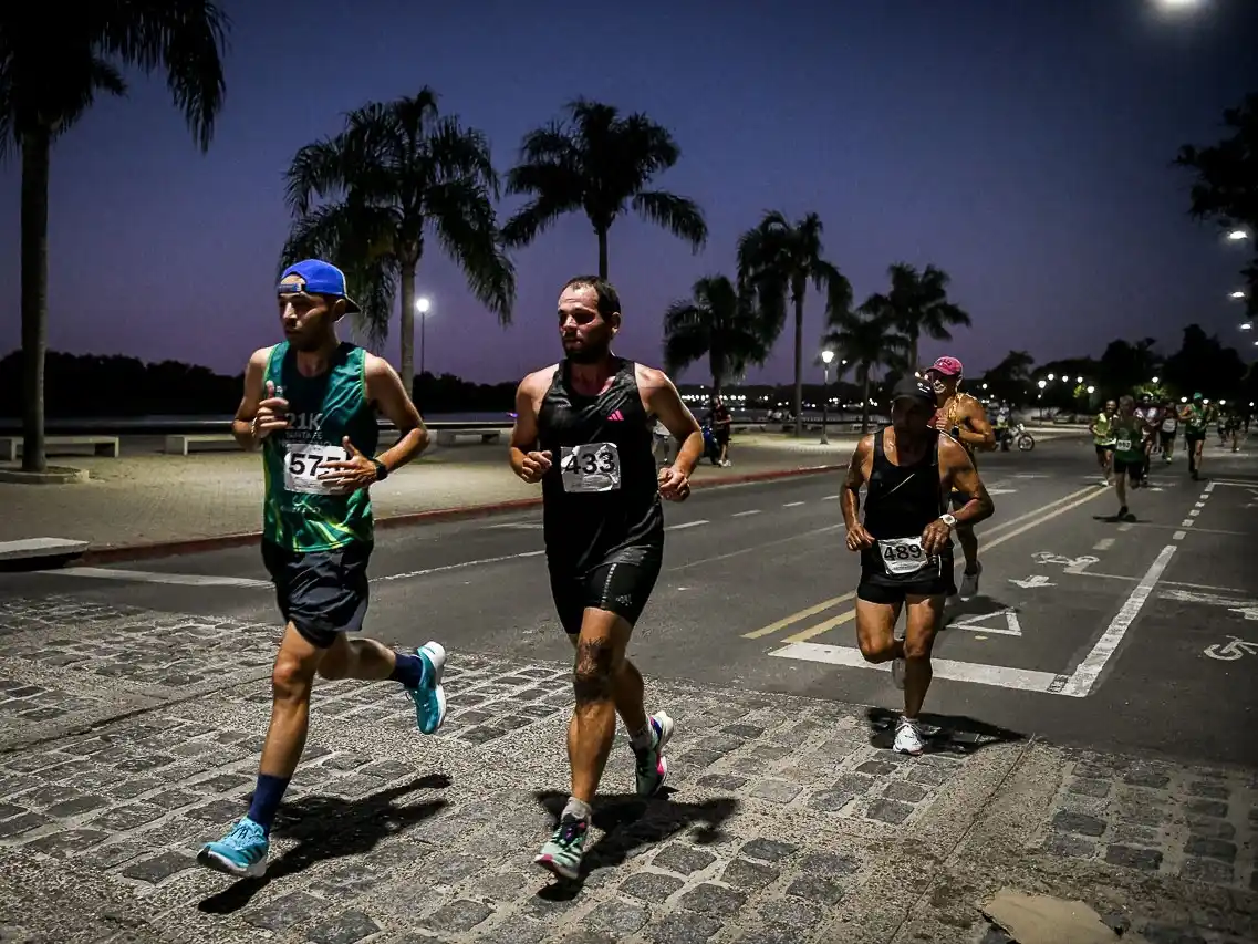La  4ta. edición de la Carrera Nocturna Ciudad de Paraná convocó a miles de personas