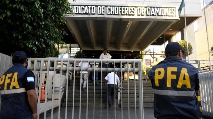 Allanan el Sindicato de Camioneros por presunta extorsión a empresas de transporte