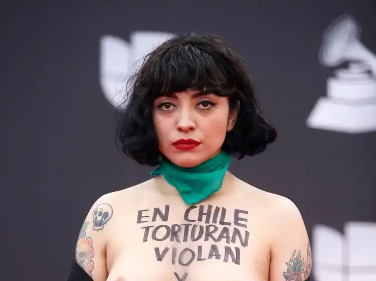Mon Laferte, ganadora en los Latin Grammy y la más polémica