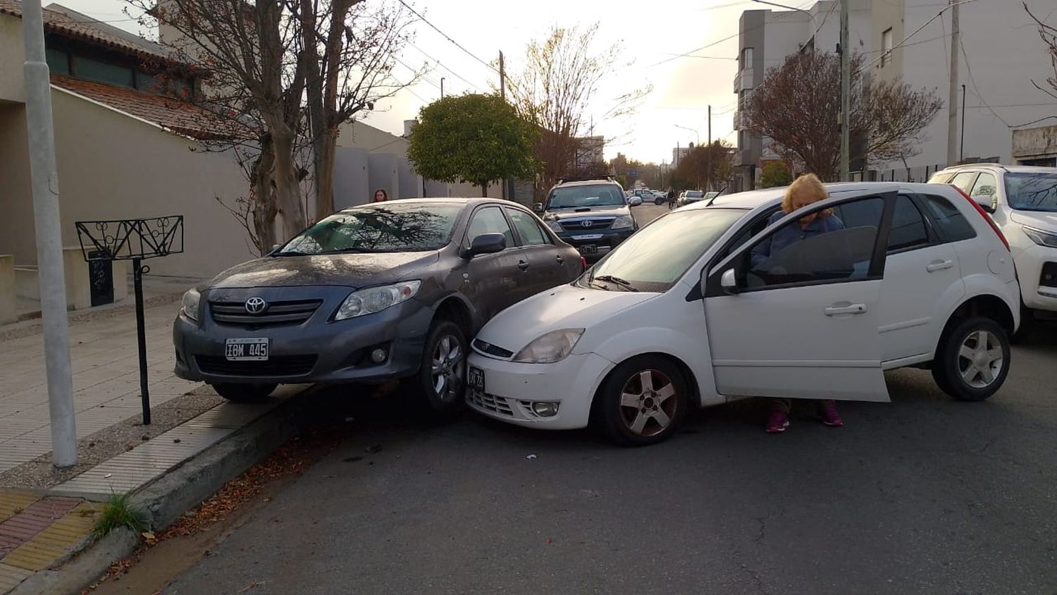 Perdió el control del auto y chocó contra otro que estaba estacionado