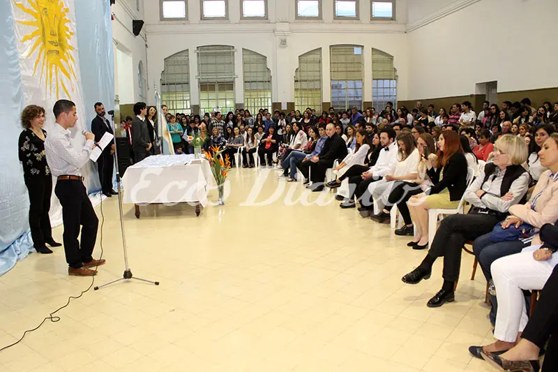 Entrega de diplomas a nuevos docentes