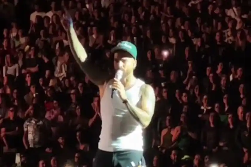 Maluma interrumpió un show para exponer a una fan que llevó a su bebé: "Es un acto de irresponsabilidad"