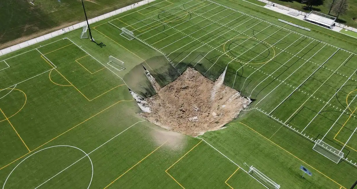 Las autoridades locales continúan investigando las causas del hundimiento y evaluando los daños. Crédito: Reuters/Lawrence Bryant