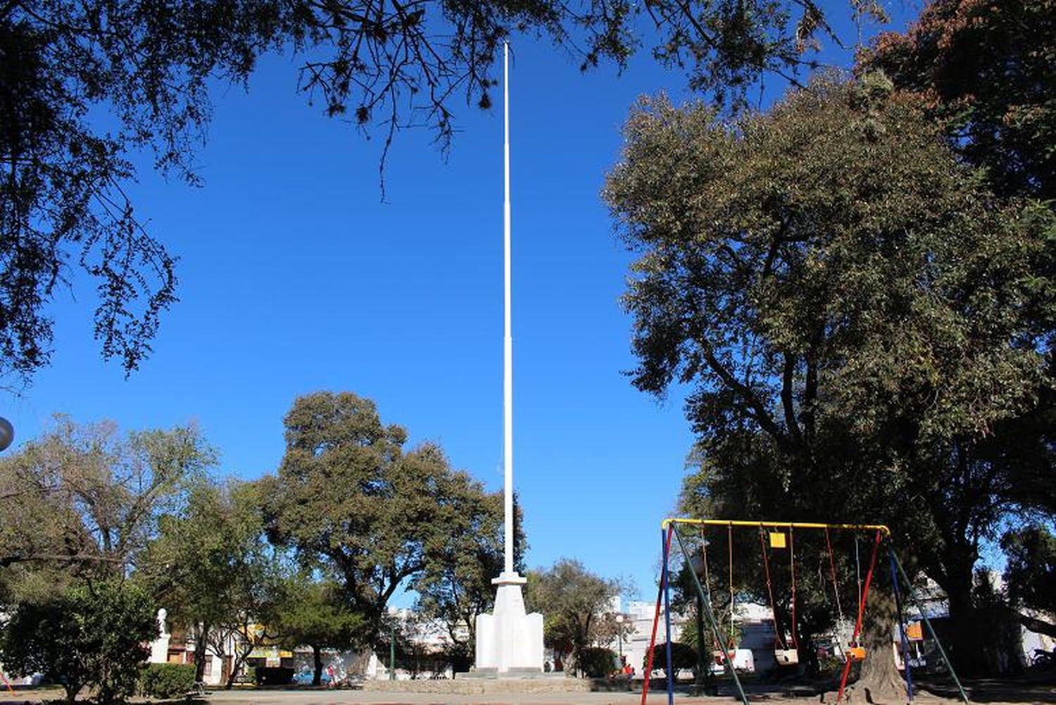 Terminaron de pintar el mástil de Plaza Belgrano