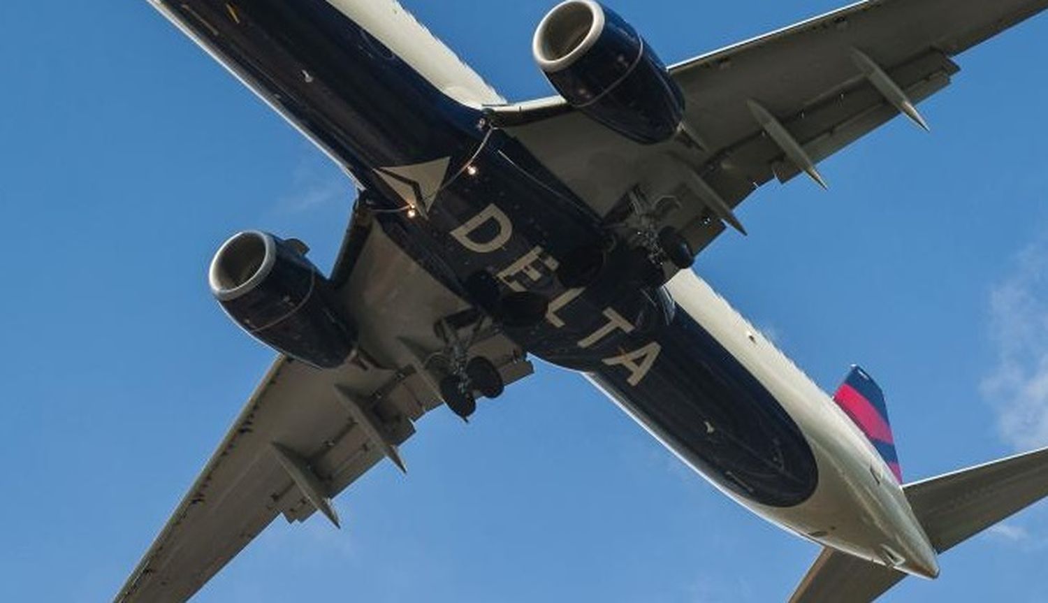 Delta se suma a la tendencia de incluir su logo en la parte inferior del fuselaje de sus aeronaves