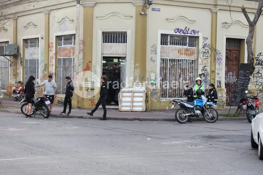 Accidente en Barrio 9 de Julio: un auto chocó a una moto y se dio a la fuga