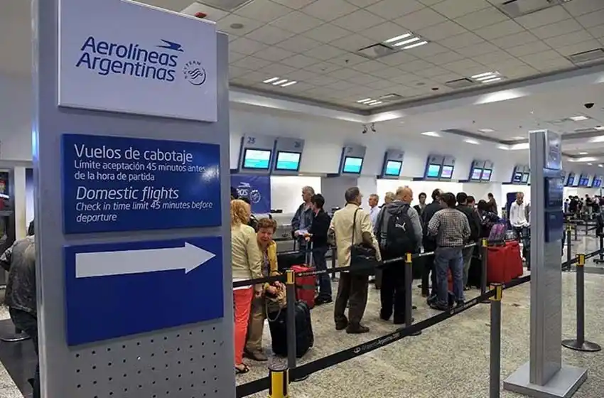 Aerolíneas advierte que denunciará penalmente a los pasajeros que intenten evadir controles sanitarios