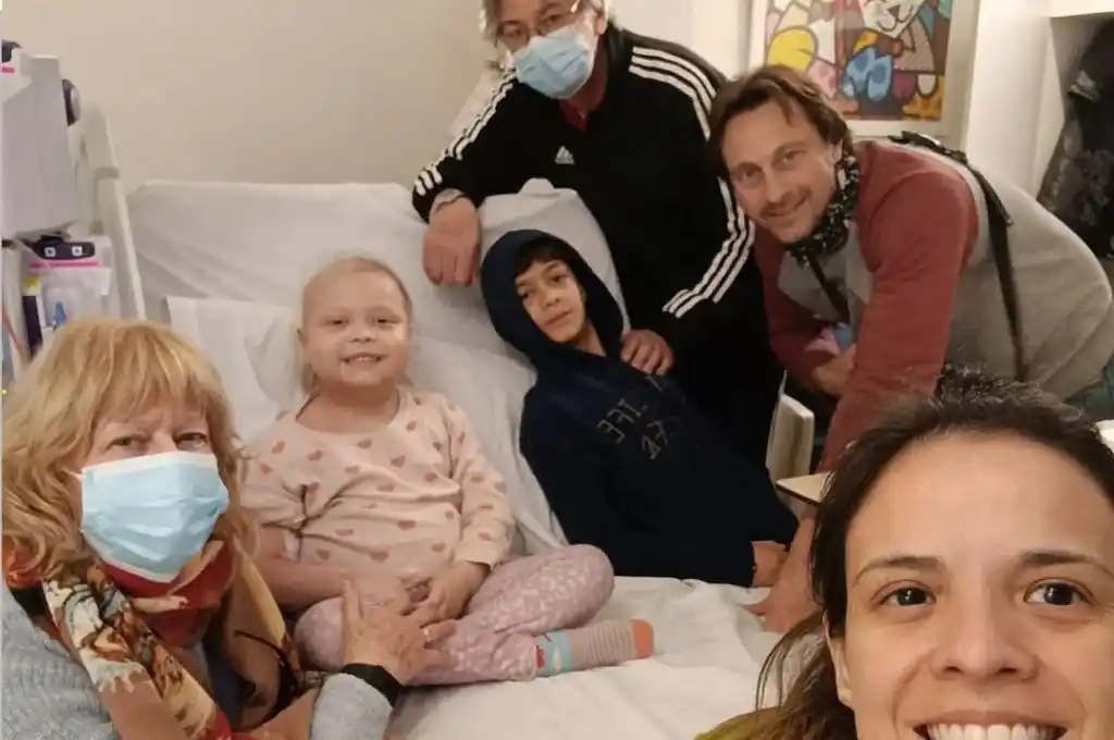 Durante su tratamiento, la familia acompañó a la pequeña Victoria con amor.
