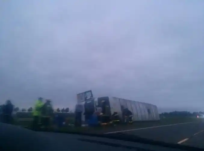 Volcó micro con estudiantes en Ruta 2 altura Lezama: 10 heridos leves