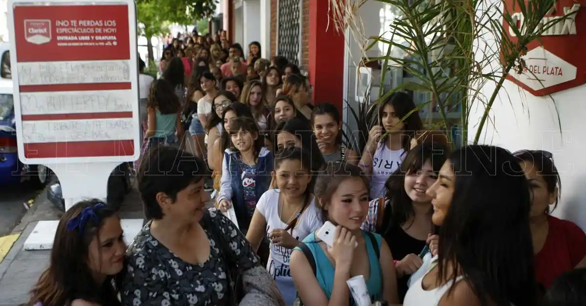 Una cuadra y media de cola para ver a los Youtubers en Espacio Clarín