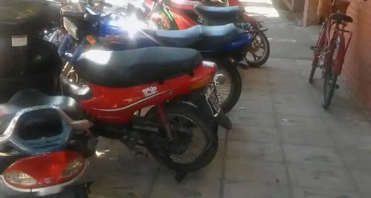 Quejas de vecinos por motos mal estacionadas en un supermercado
