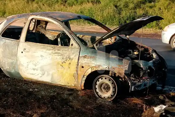 Lo habrían encandilado, no vio la rotonda y terminó con el auto prendido completamente fuego