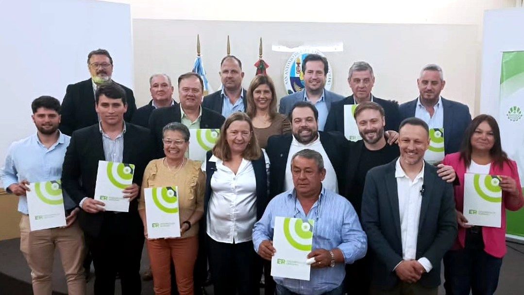 Larroque recibió fondos para microcréditos destinados a emprendedores de la economía socia