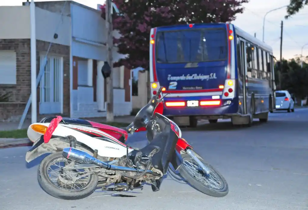 Motociclista chocó contra un colectivo y quedó internado 