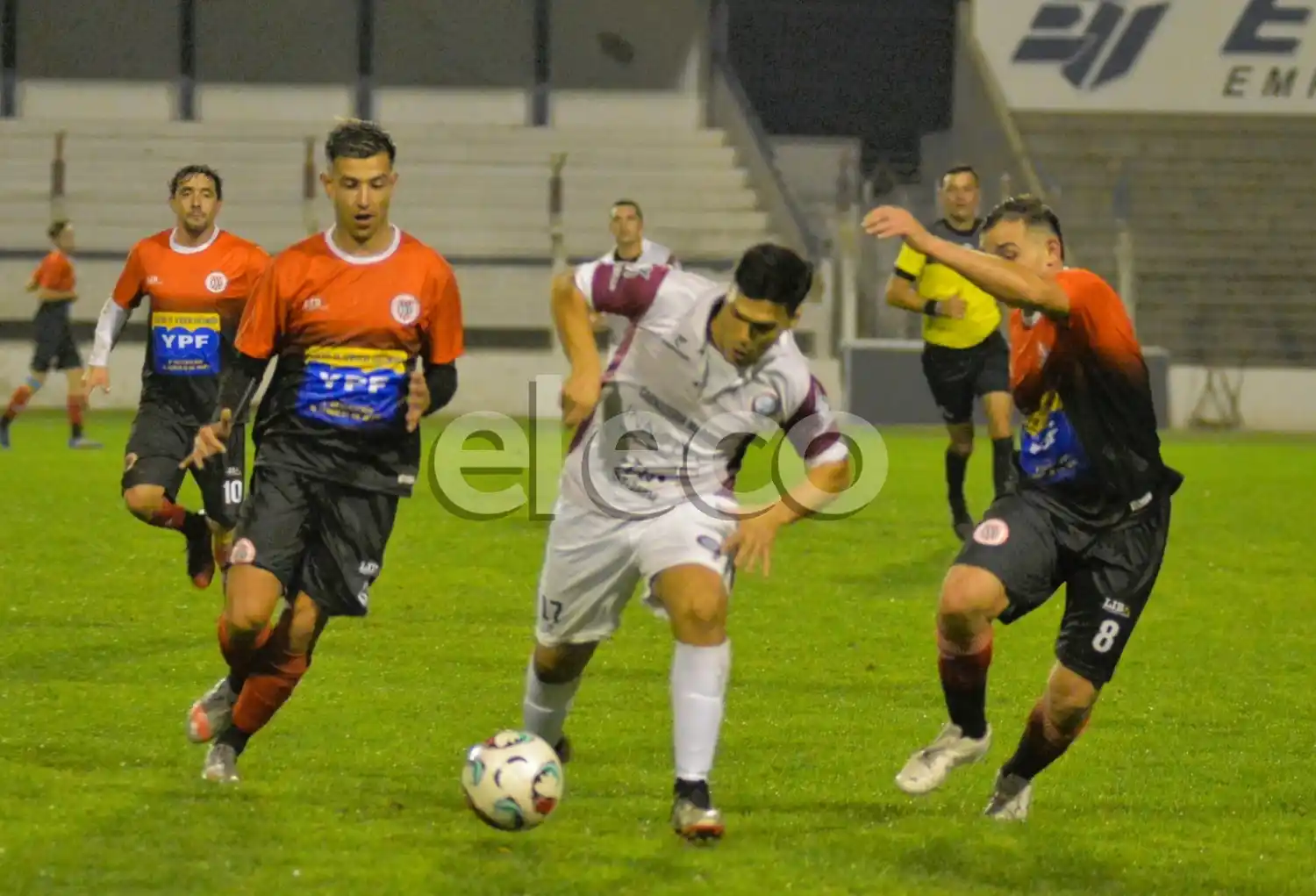 Reynoso, entre Durando y González. Fue el autor del gol de Deportivo Tandil.