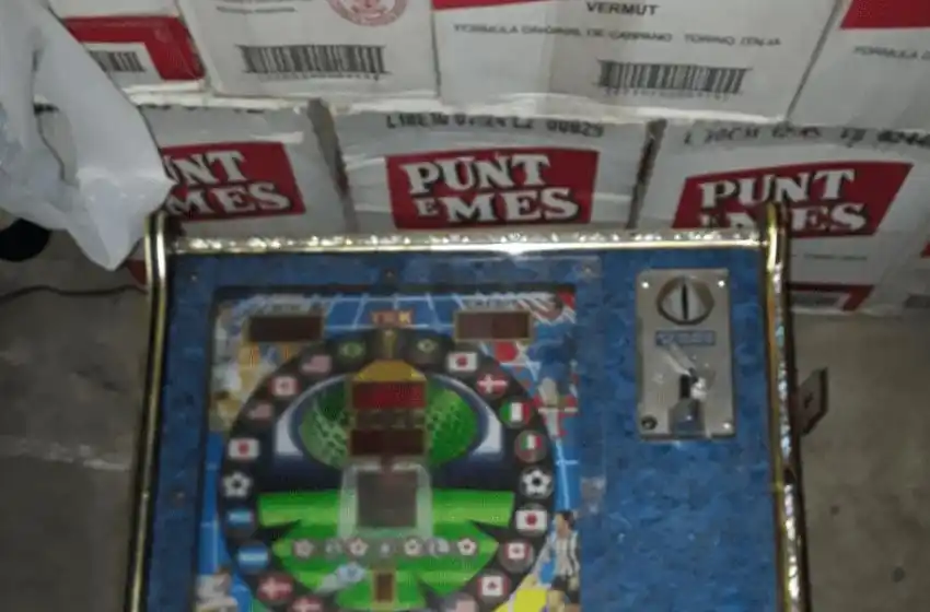 Juego clandestino: encuentran 70 máquinas tragamonedas en una distribuidora de vino