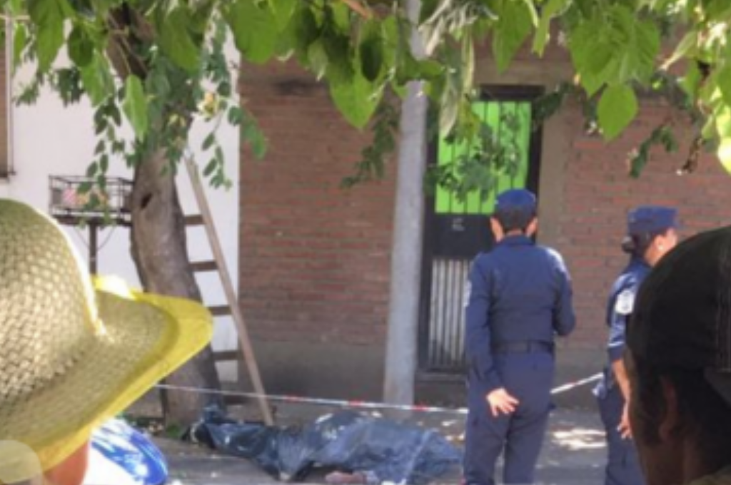 La policía acordonó el área mientras se llevan a cabo las pericias.