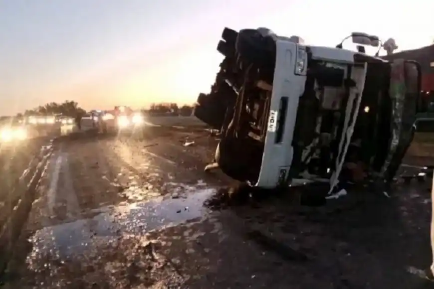 Volcó un camión con maderas: una mujer fue trasladada al Centenario